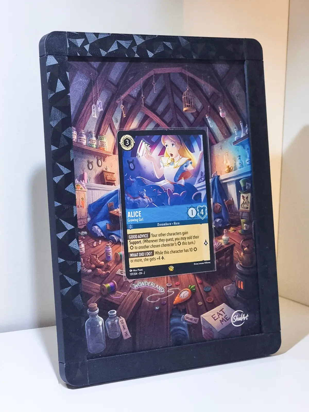 Display fisico ShadArtCustom per carta Lorcana, con la carta al centro della scena.