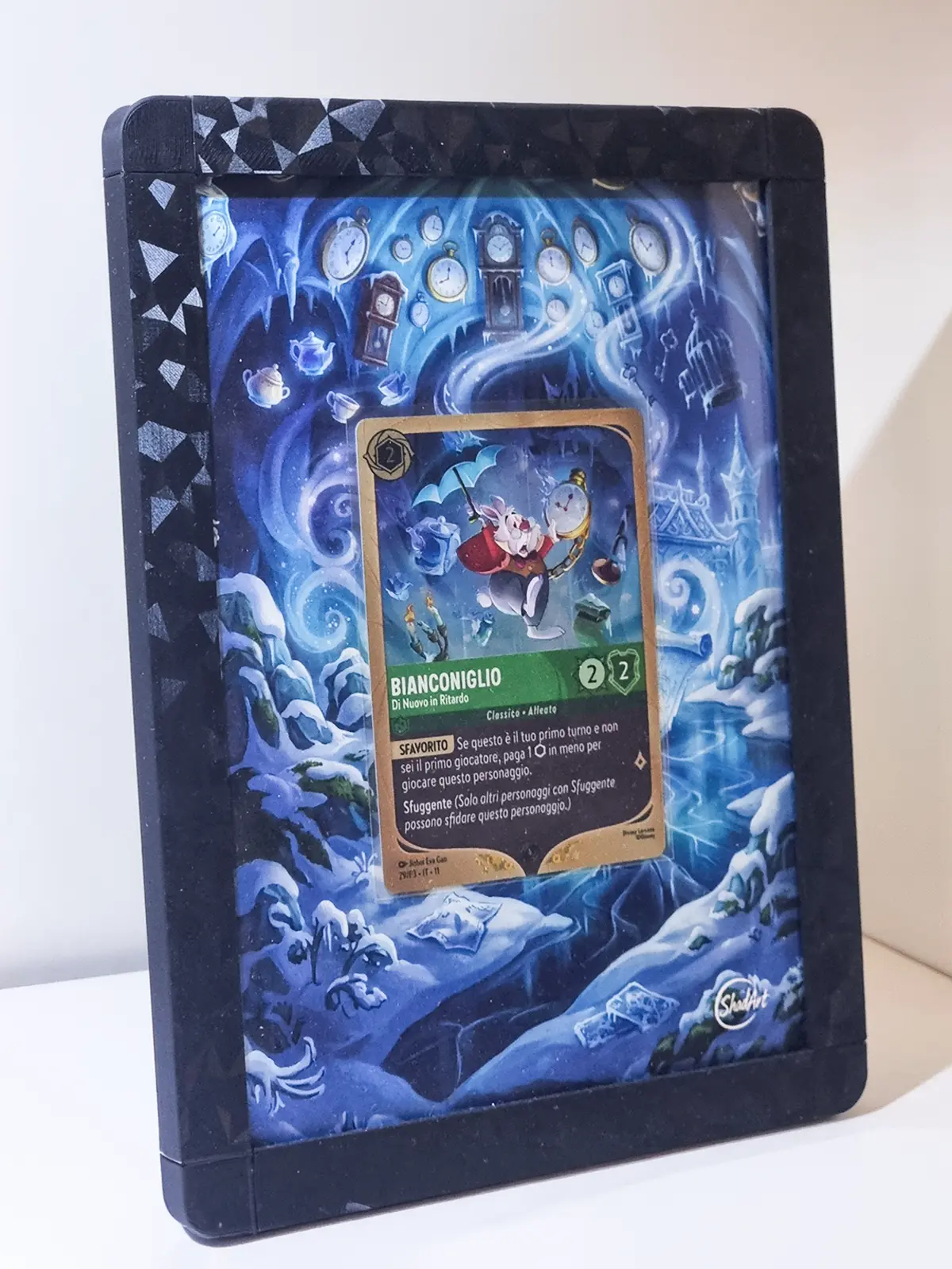 Progetto ShadArtCustom per carta Lorcana in una composizione da esposizione.