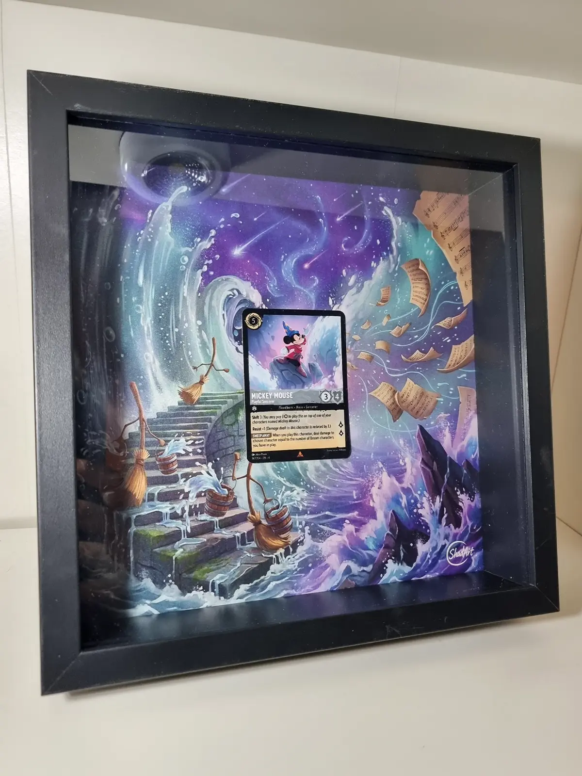 Display custom ShadArtCustom per carta Lorcana con scena estesa intorno alla carta.