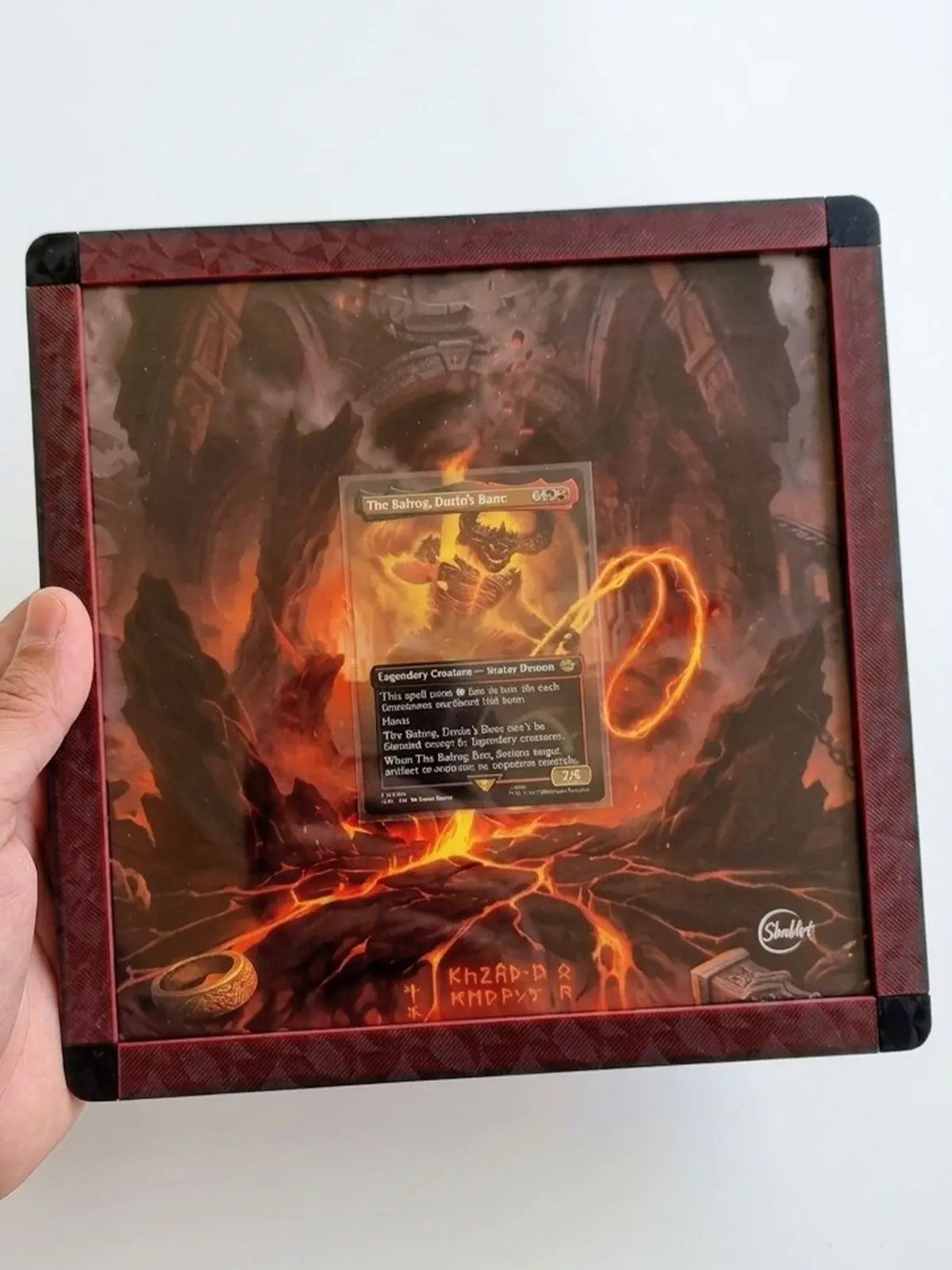 Display fisico ShadArtCustom per carta Magic, con la carta al centro della scena.