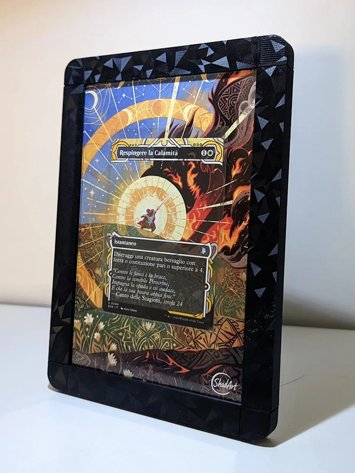 Display custom ShadArtCustom per carta Magic con scena estesa intorno alla carta.