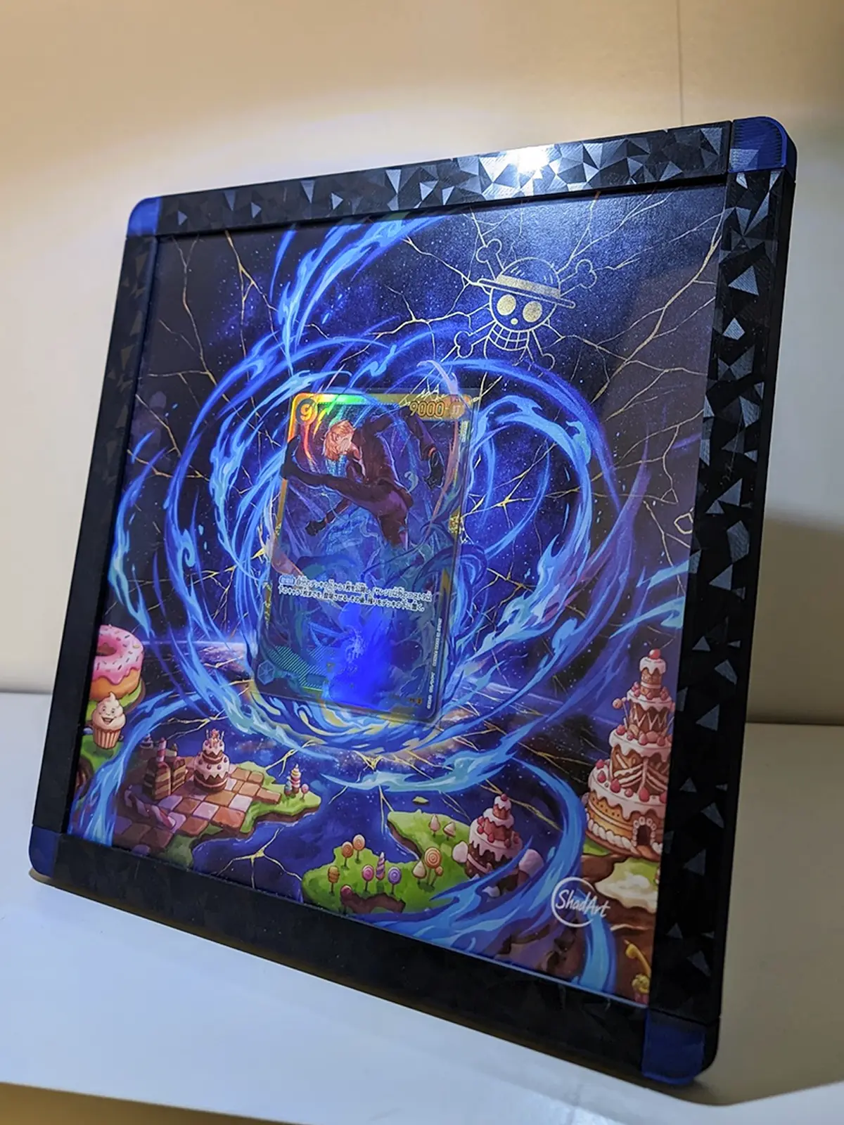 Display fisico ShadArtCustom per carta One Piece, con la carta al centro della scena.
