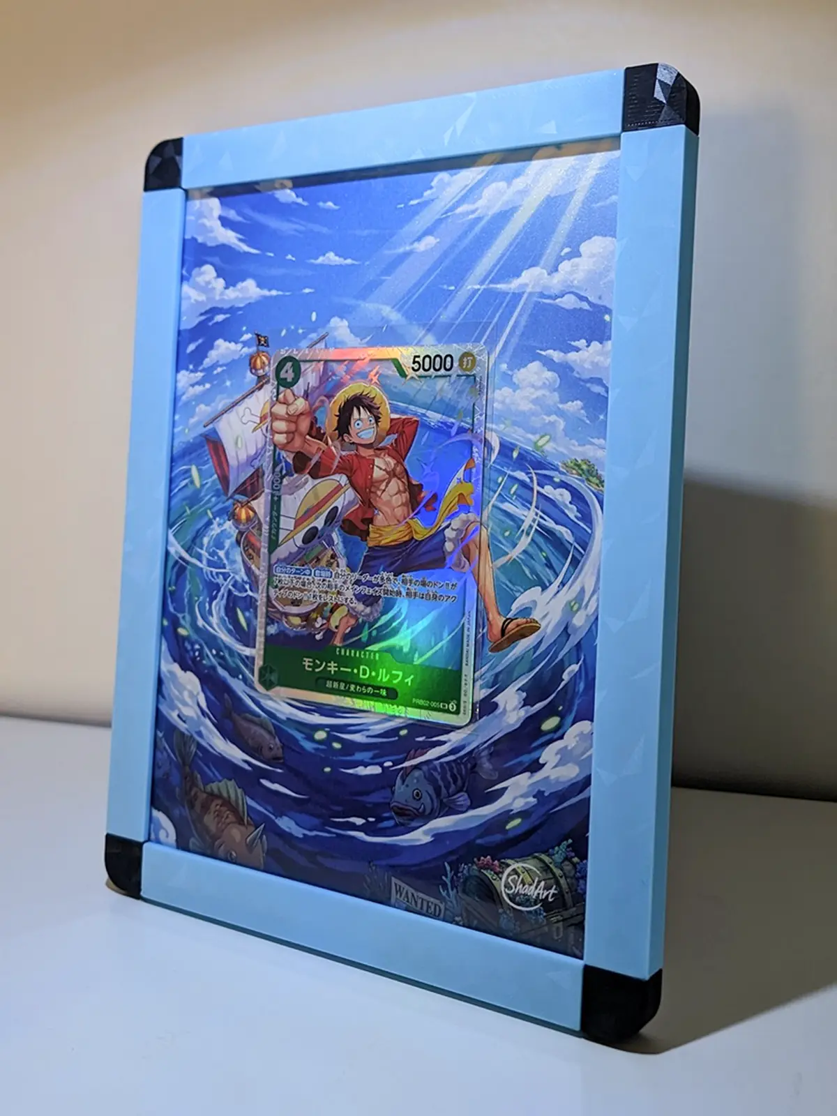 Progetto ShadArtCustom per carta One Piece in una composizione da esposizione.