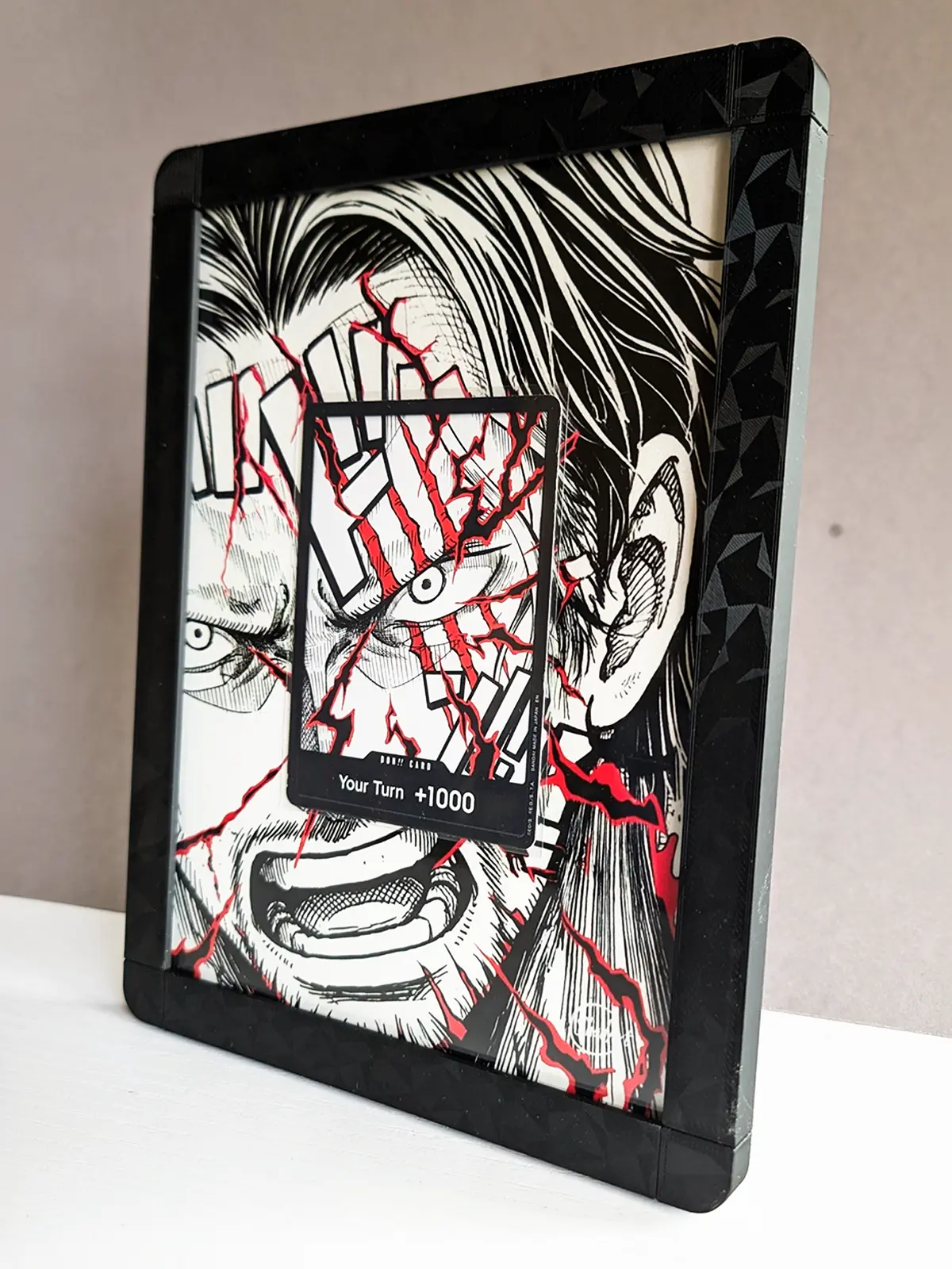 Display custom ShadArtCustom per carta One Piece con scena estesa intorno alla carta.