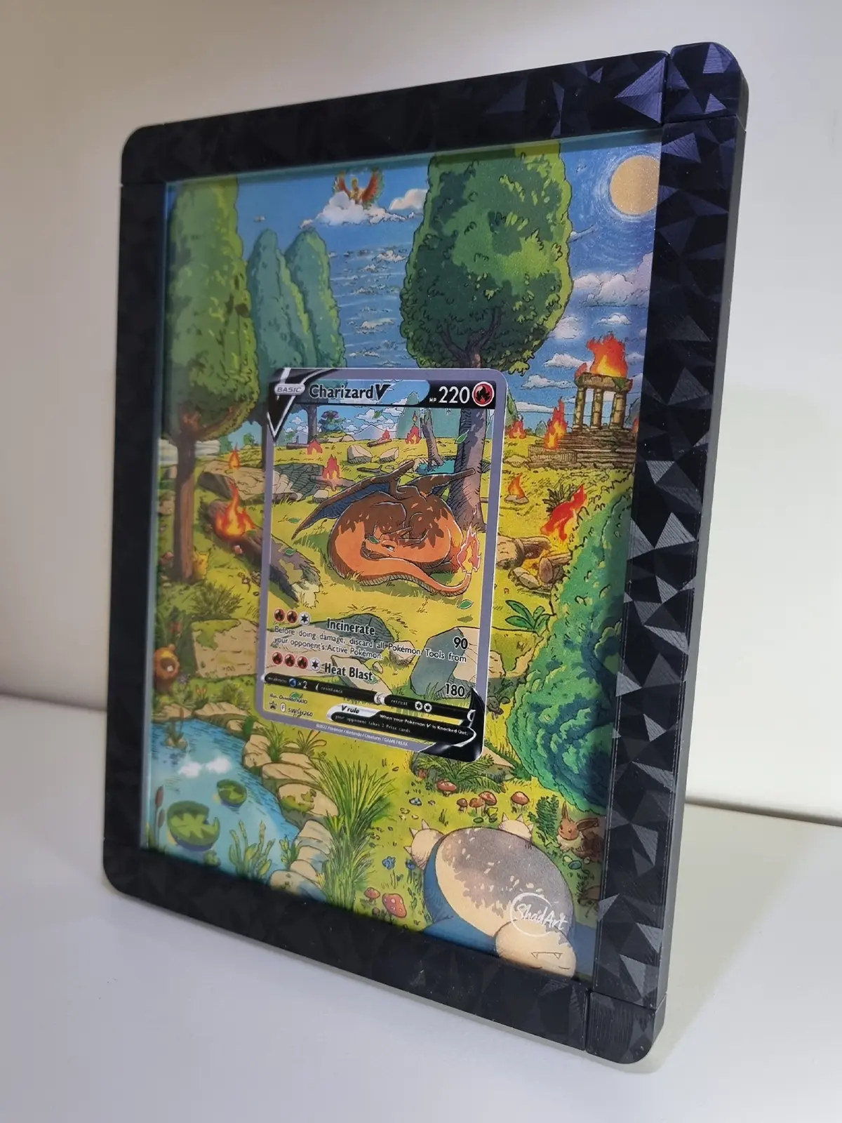 Progetto ShadArtCustom per carta Pokémon in una composizione da esposizione.